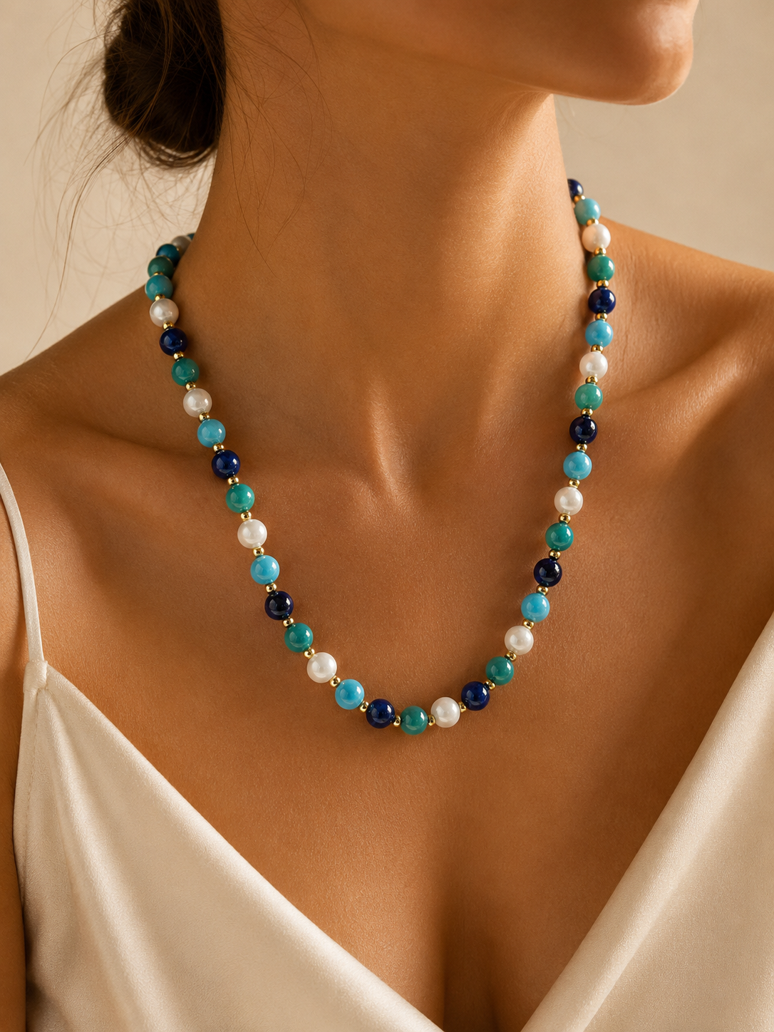 Collana Audrey con perle in vetro di Murano da 8 mm, indossata